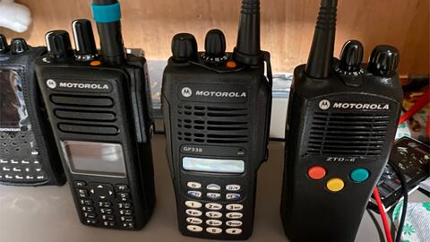 摩托羅拉GP338對講機MDC1200信令與森?？怂?800通信的軟件設計方案